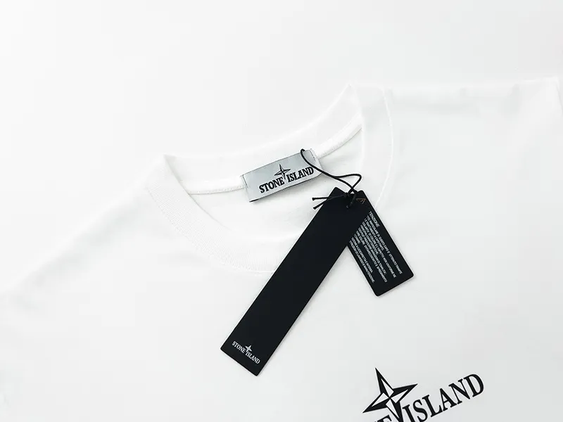 W668#P110💰 Popular item on the platform [Stone lsland/Stone Island compass armband printed short-sleeved T-shirt] ⚠️[Original creation with high control of details] -Made of 230g combed cotton 32-count double yarn, soft and comfortable to the touch, sweat-absorbent and breathable. -Simple basic and versatile style, original quality, the first choice for couples. -Made in a large factory, four needles and five threads on the shoulder, neat alignment, high quality workmanship. -Same style for men and women. Very versatile, one piece for everyone, the details are clearly visible. Color: White Size: M L